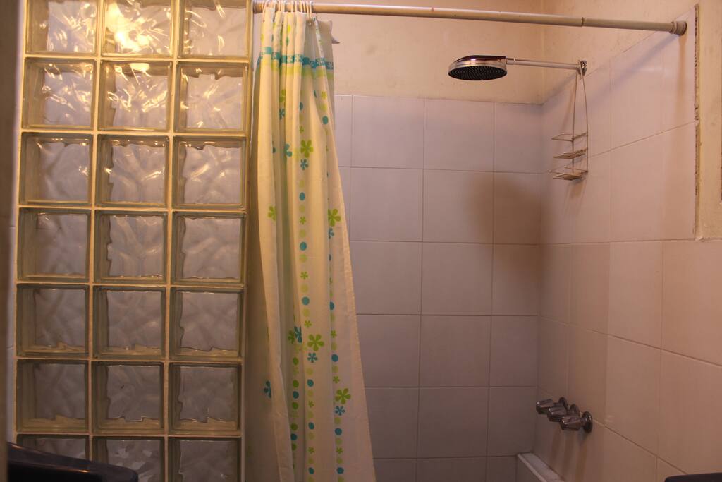 Tiene Tina y Agua Caliente