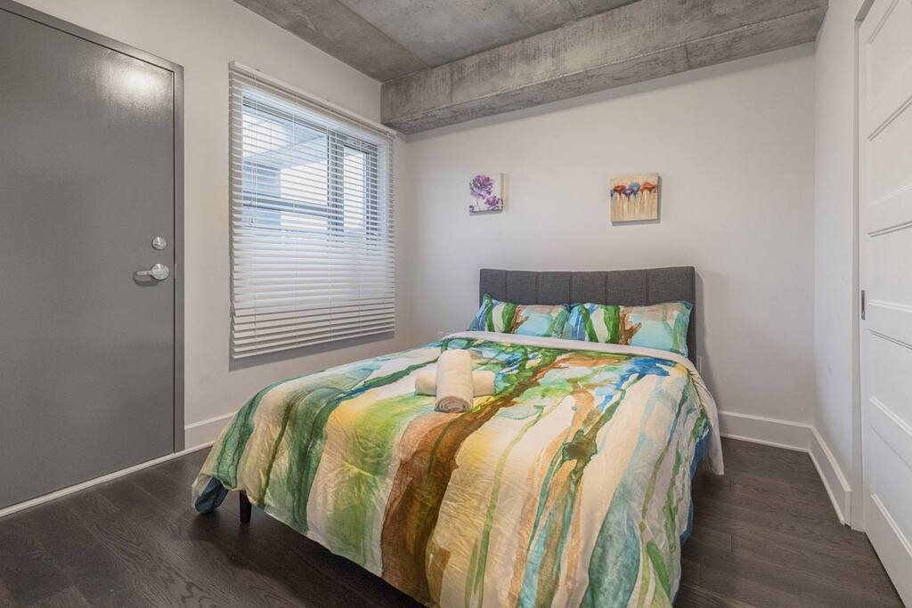 Queen size bed 2