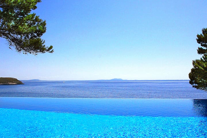 Amazing Large Sea Front Villa Beach 4 minutes gallery image 3