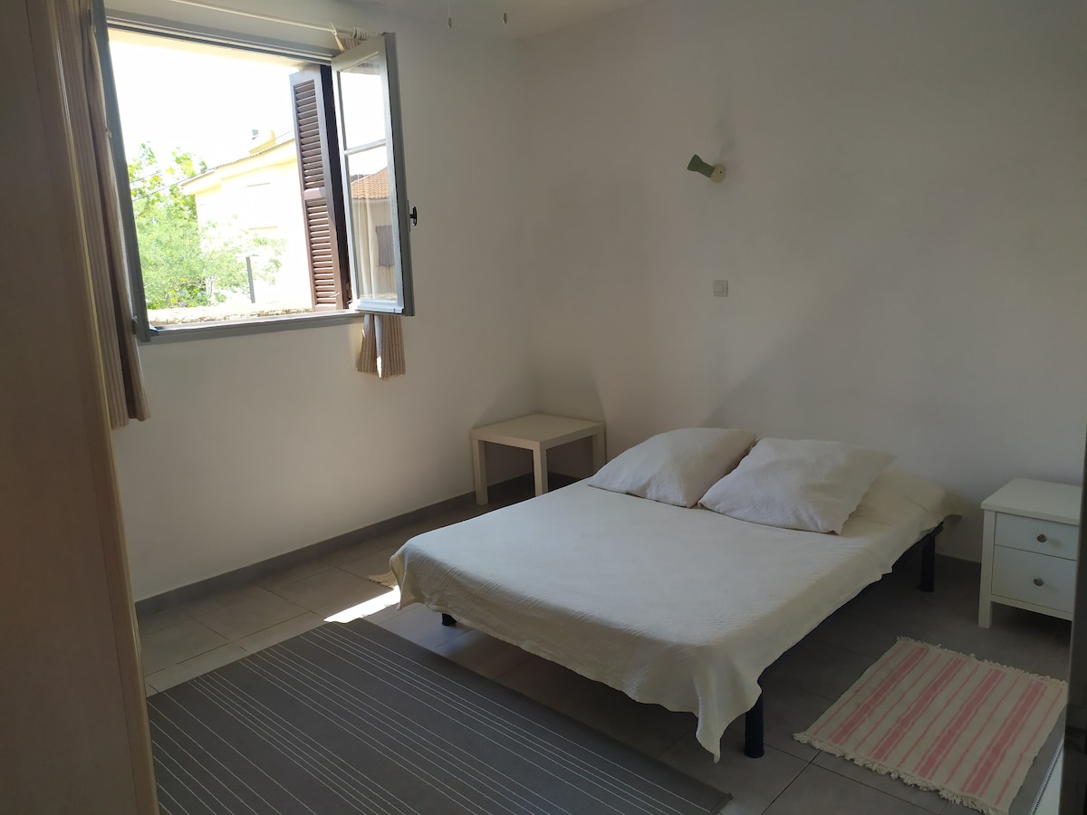 spálňa 2 s oknom s výhľadom na zadnú stranu domu, záhrada, malý výhľad na more. Zahŕňa manželskú posteľ, nočný stolík, veľkú šatníkovú skriňu s policami a šatníkom (s vešiakmi) a konferenčný stolík.
Päty na strope na varenie vzduchu