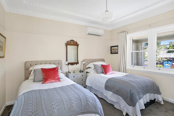 Втората спална соба со два брачни кревета, клима-уред со обратен циклус, вграден простор за закачување и фиоки. Дополнителна перница, крпи и постелнина.