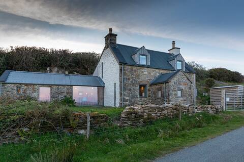 Stone Cottage Skye - Coastal house