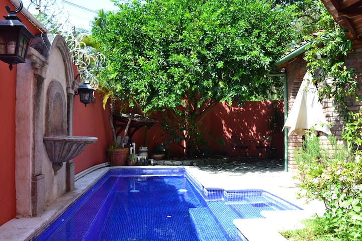 casa espaciosa con piscina privada