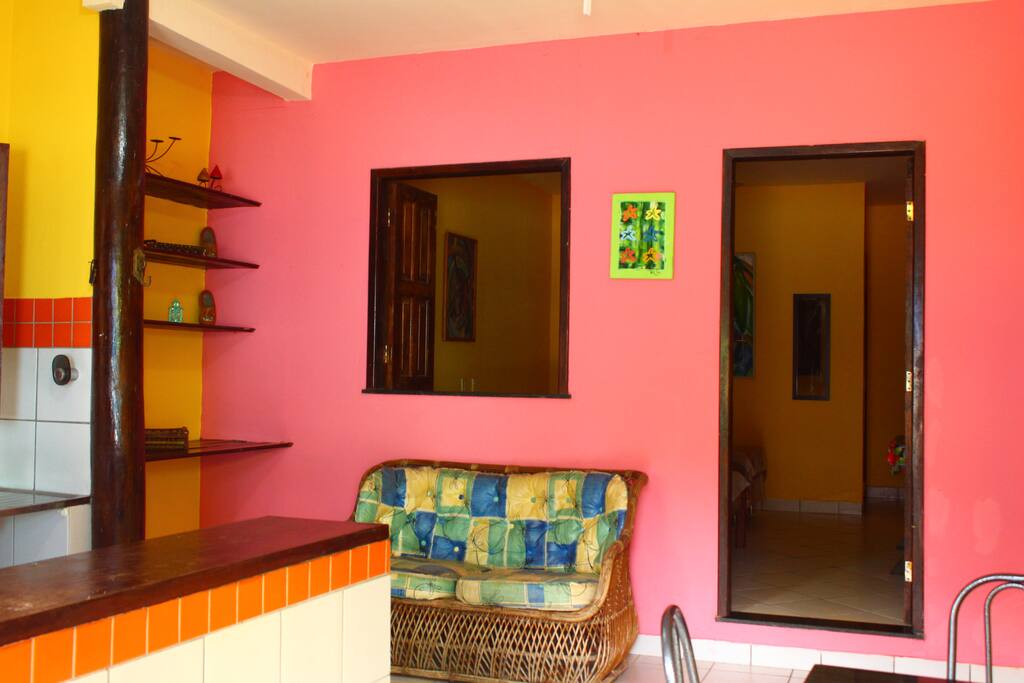 Cozinha e sala integrados.