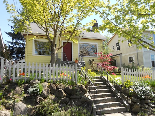 Cute Bungalow #2 - near Light Rail