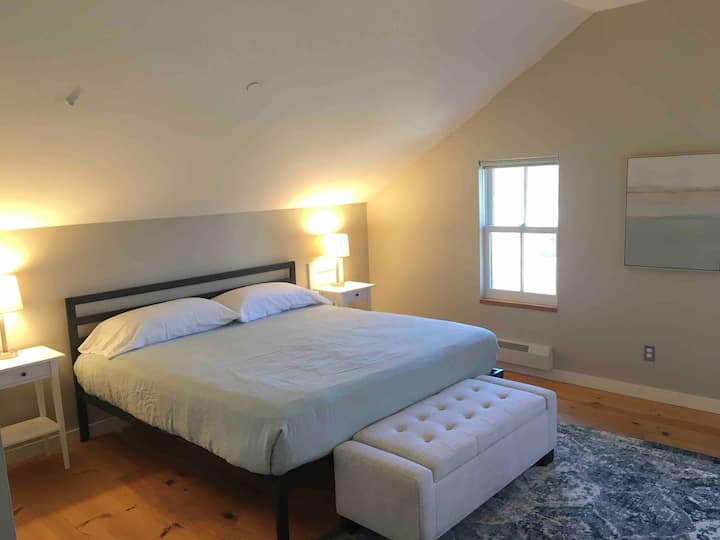 Dhomë gjumi kryesore me krevat dopio "king" dhe banjë private