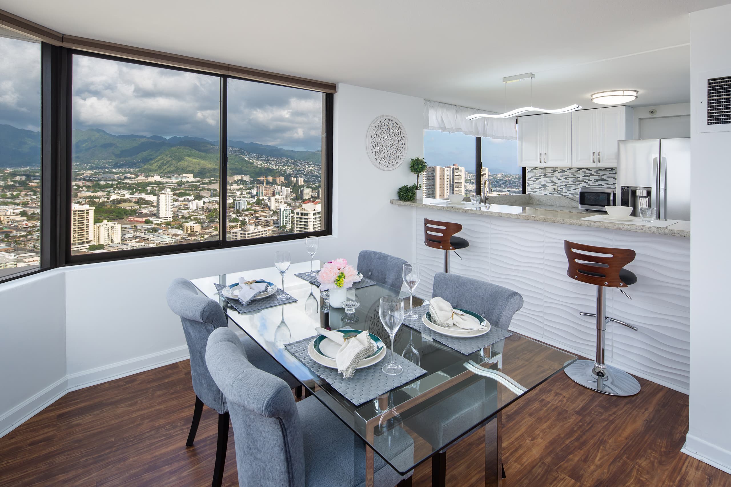 Condo in Honolulu · ★4.58 · 2 bedrooms · 5 beds · 2 private baths - Image 2