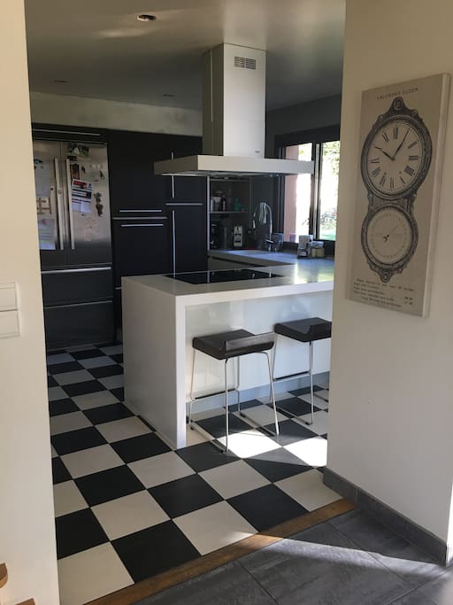 La cuisine totalement intégrée avec tous les équipements modernes.