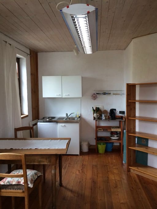 Zimmer mit ausgestatteter Küchenzeile