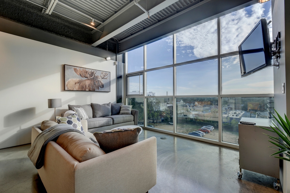 Stay on 6th Street | Walk to Convention Center