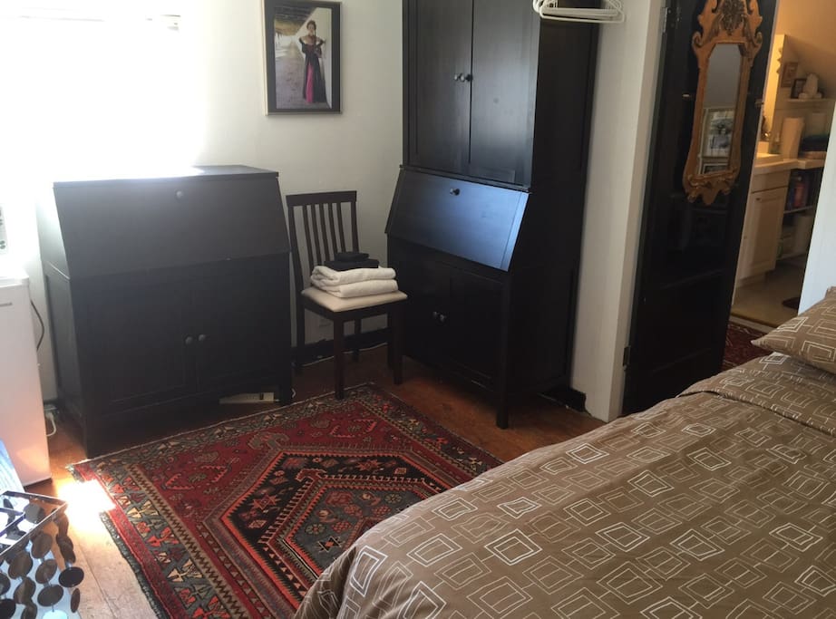 Bright, Self contained room with miniFridge, microwave, toaster, kettle and hot plate. Lots of fresh towels and pillows