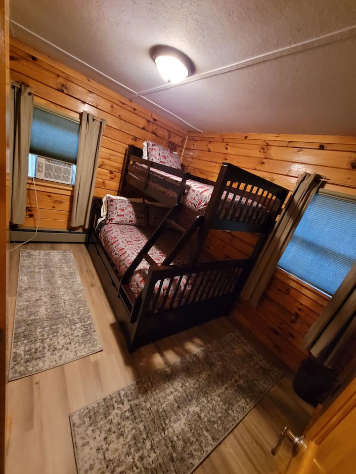 2号卧室，顶部有一张双层床，底部有全尺寸床