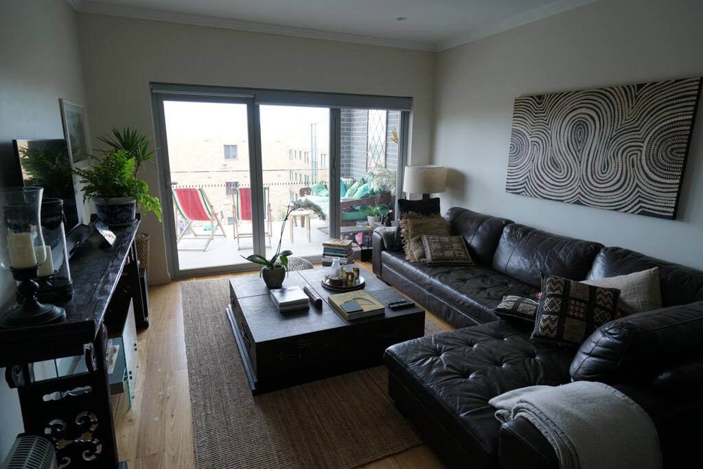Large living room and quiet balcony (with Balinese daybed)