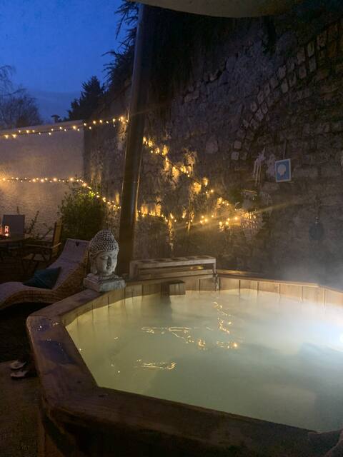 Adult only Retreat with Outdoor Hot Tub