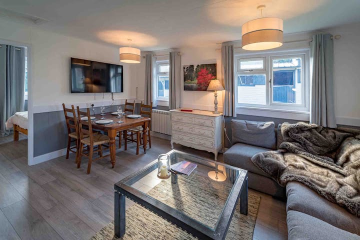 Cedar Cabin Overlooking Bedgebury Forest - East Sussex