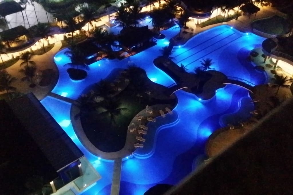 Vista do Parque Aquático do Condomínio a noite / View of the Condominium Swimming Pool at night