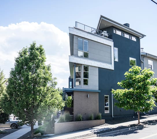 Lower Highlands 3 Level w/ Rooftop Views & Hot Tub