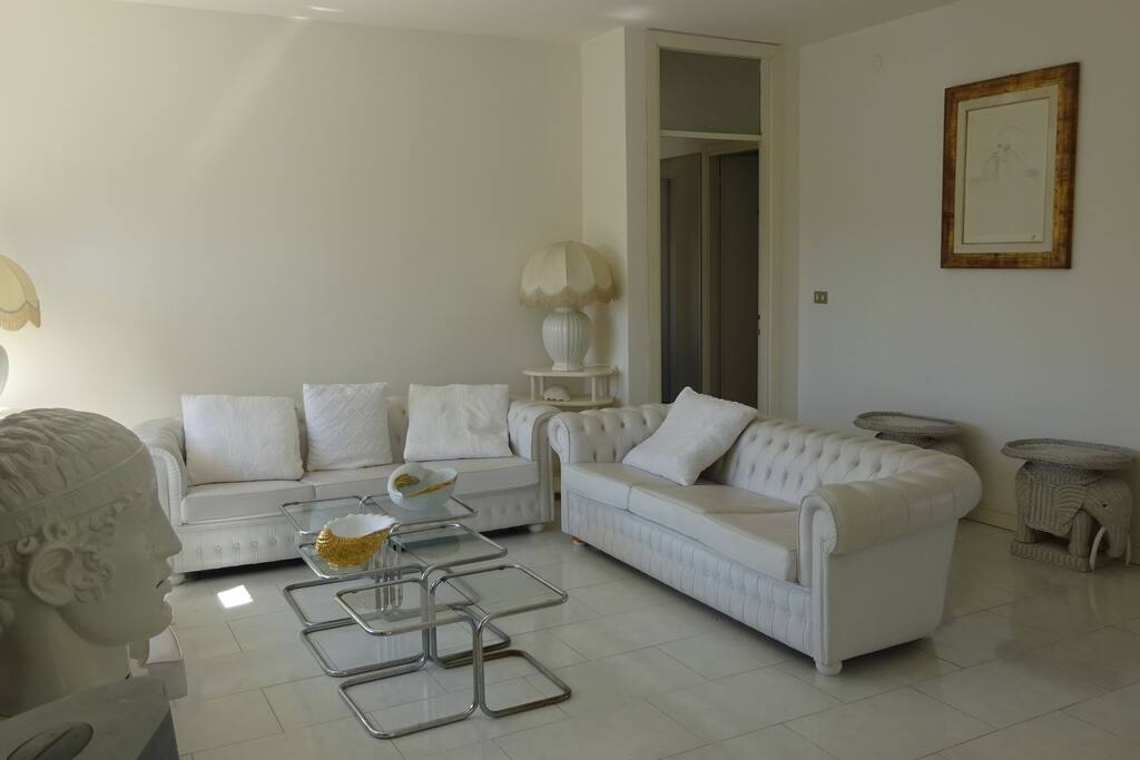 salotto con divani in pelle