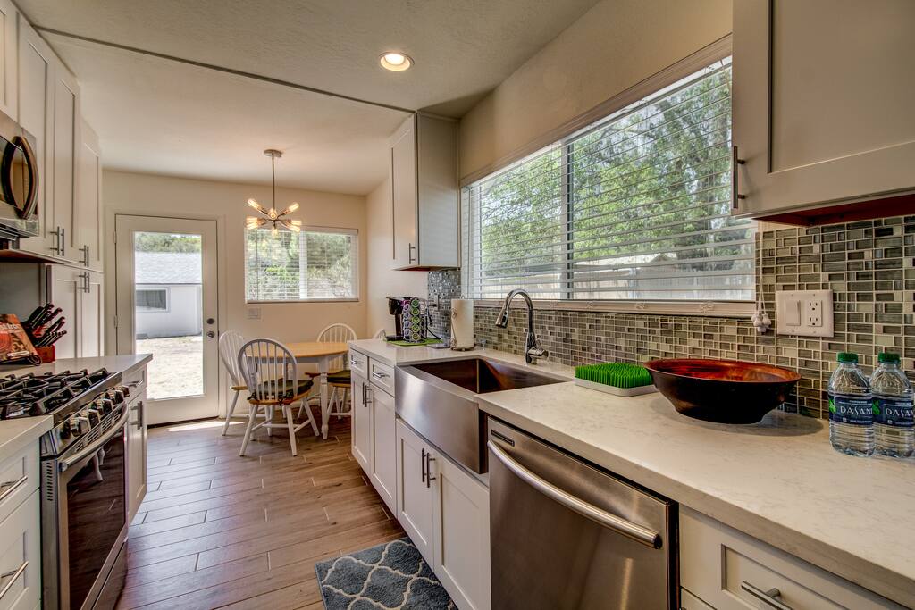 Kitchen & Dining Area