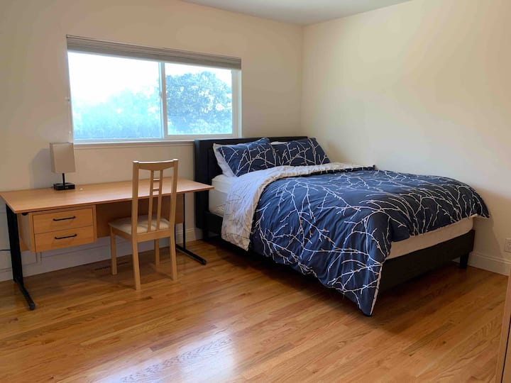Dormitorio 3: colchón queen Sealy Posturepedic con la parte superior acolchada, escritorio