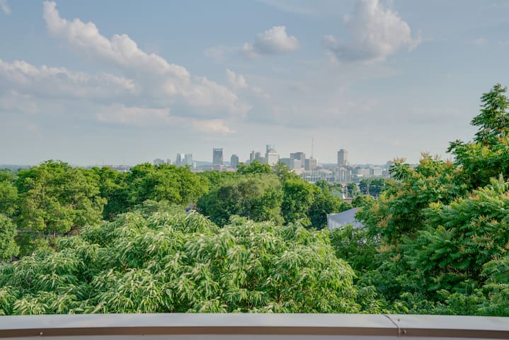 The Nashville Bachelorette Crib * Up to 20 People* gallery image 4