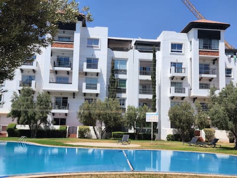 Cozy, south facing & Marina family pool view