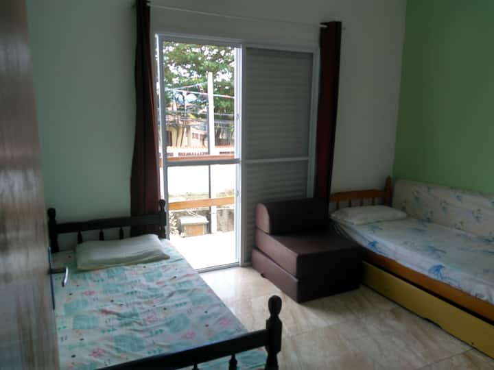 ห้องนอน 2 ชั้นบนเตียงเดี่ยว 2 หลังและเตียงเสริม 1 หลัง