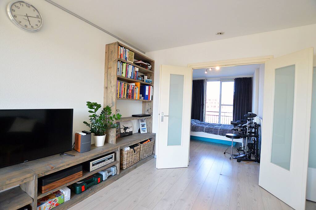 Both doors of one bedroom can open