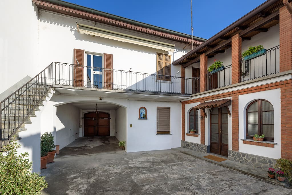 Cortile interno con parcheggio coperto