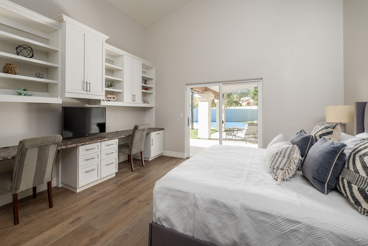 [Dormitor 3] Pat matrimonial cu stație de lucru mare încorporată și acces în curtea din spate