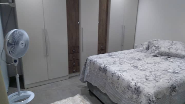 Dhoma gjumi 1 (kati përdhes)