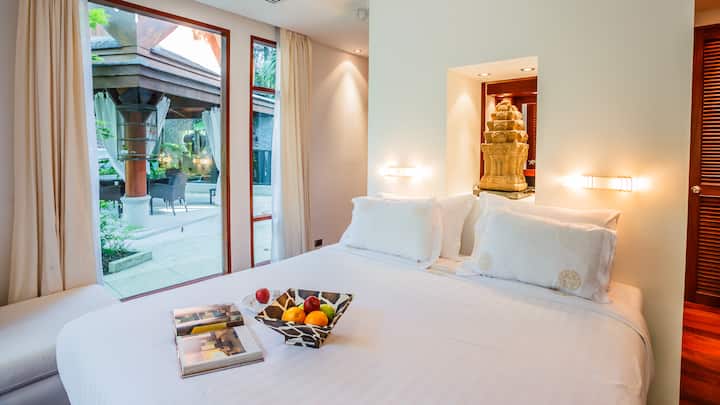 Chambre 3  avec salle d'eau attenante avec douche.