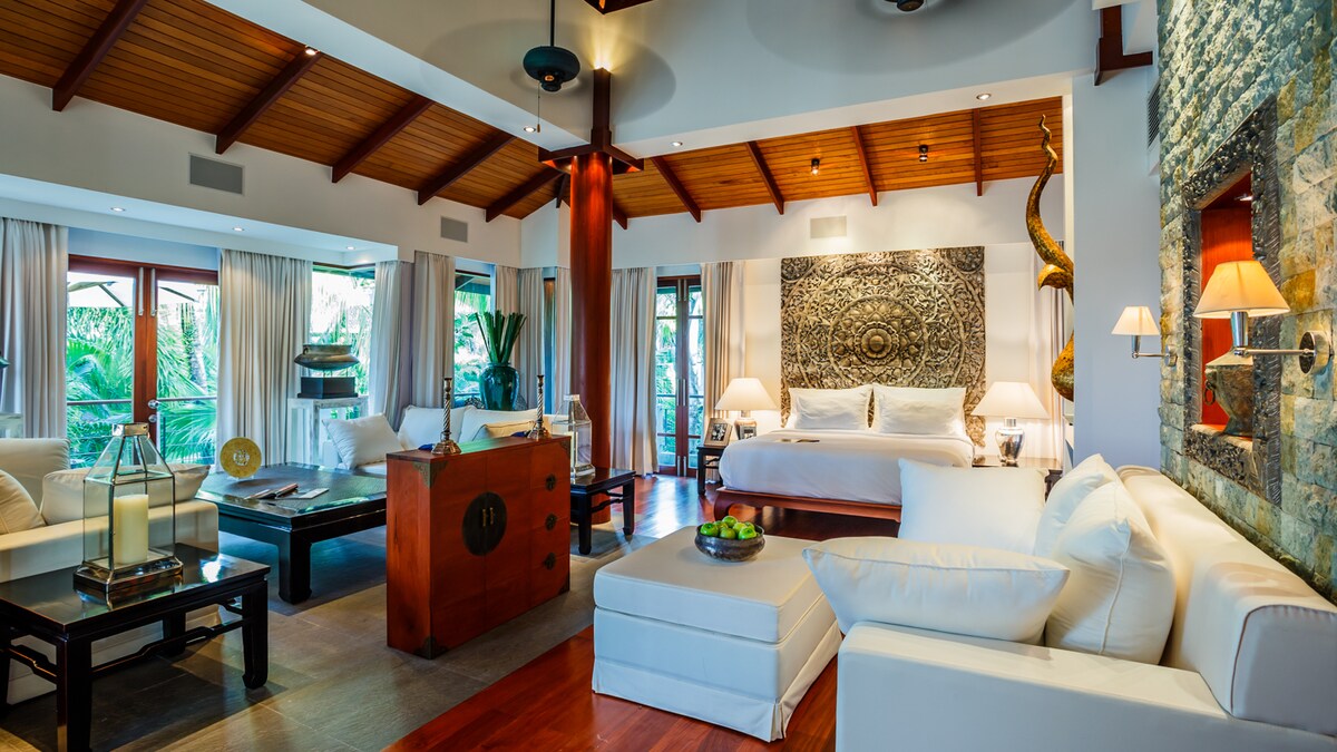 Chumba cha Ndege kilicho na sofa nzuri.