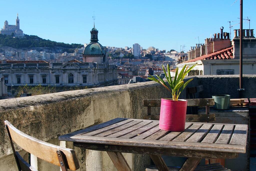 Une partie de la terrasse, vue sur la Bonne-Mère / Part of the terrace, overlooking the Bonne-Mère