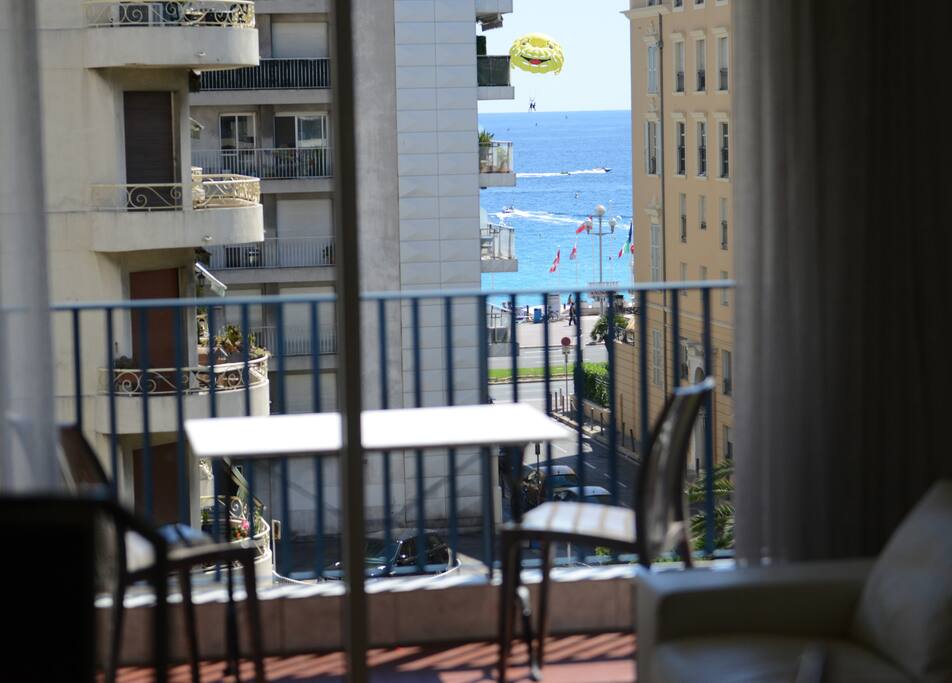 Terrasse vue mer, hôtel Negresco et Musée Masséna. Accès direct à la Promenade des Anglais.