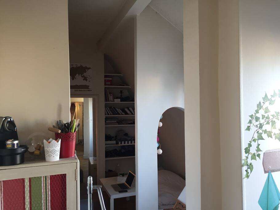 Prise de l'entrée (porte d'entrée à ma gauche), vue de la chambre-salon au fond