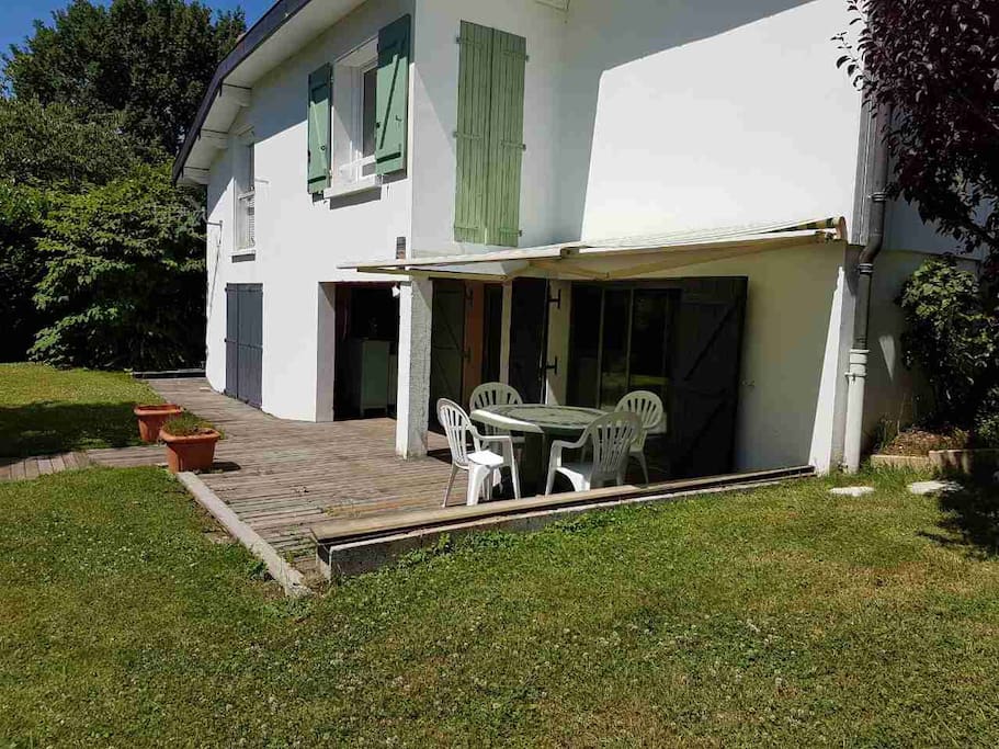 Votre terrasse exposée plein sud équipée d'un store , barbecue à volonté