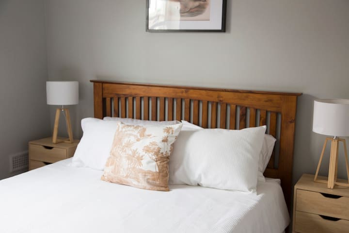 ห้องนอน 1: เตียงควีนไซส์ 1: เตียงควี