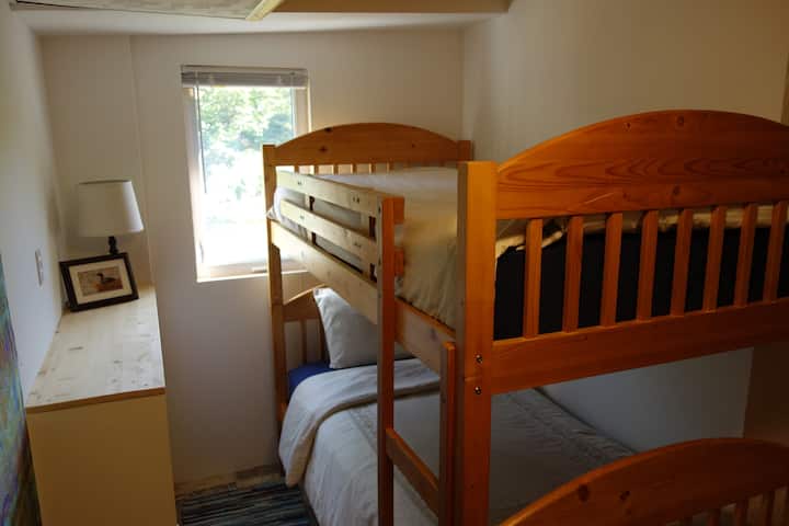 Habitación tranquila con literas escondida, con capacidad para dos personas.