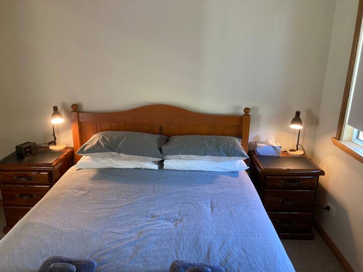 舒适的标准双人床