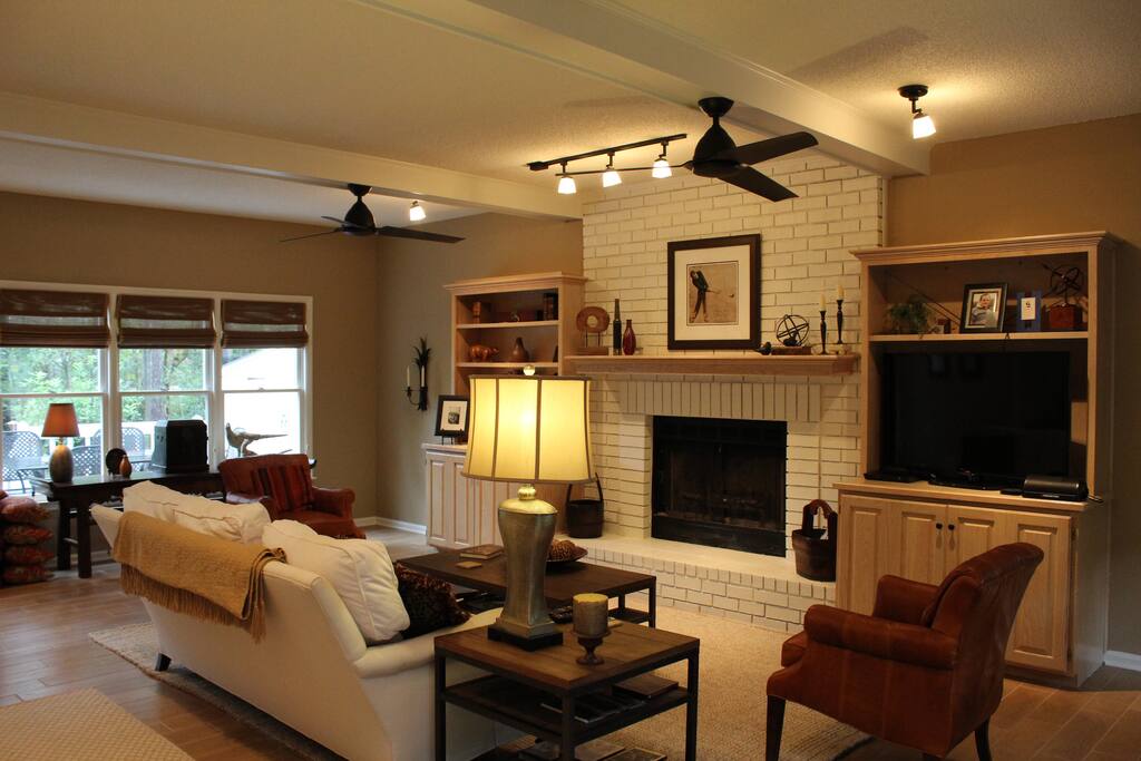 Living room with lakeview and deck access