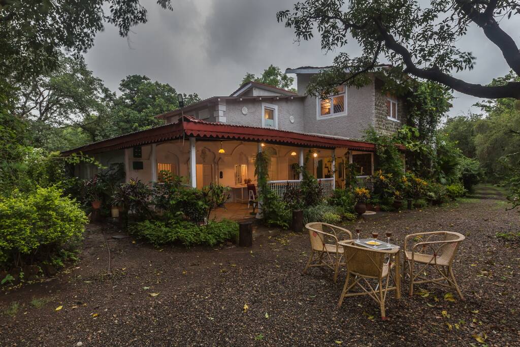 Firdaus Baug - Heritage Parsi Villa with Orchard
