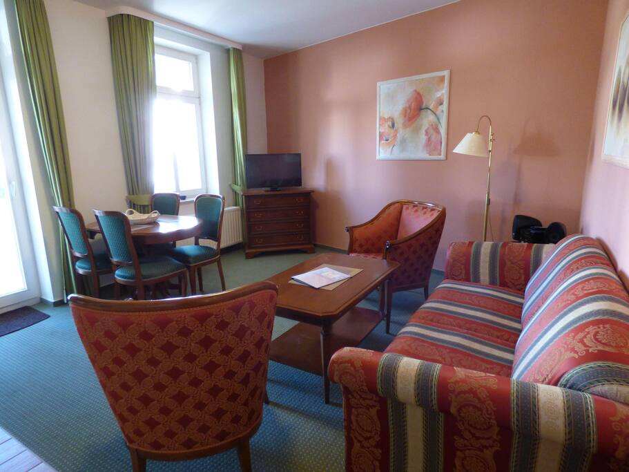 Wohnzimmer mit ausziehbarer Couch