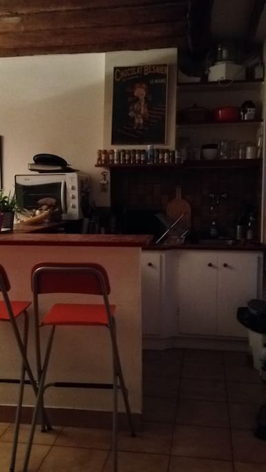 Bar américain avec cuisine ouverte