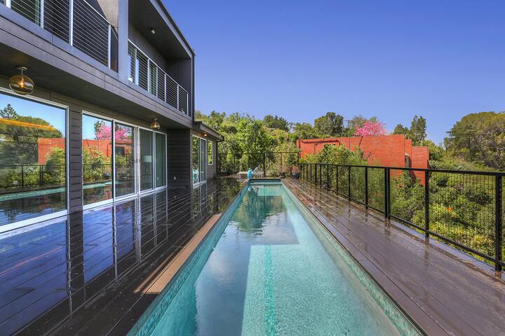 Incredible view with pool & spa in a chic home. gallery image 5