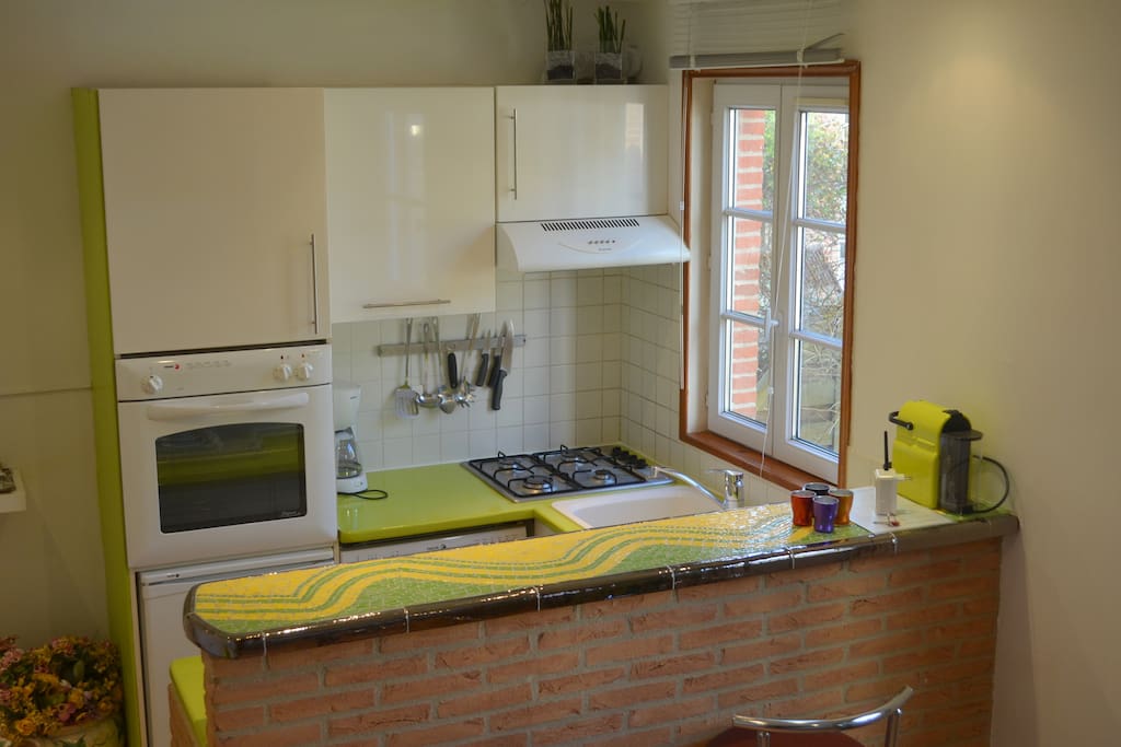 Cuisine entièrement équipée, four traditionnel, micro onde, lave vaisselle, plaque 4 feux