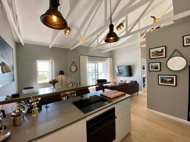 Luxury APT, Views, AC, Wifi, DSTV, No LoadShedding gallery image 2