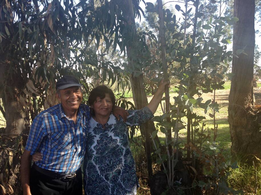 My parents in the surroundings of Arequipa | Mis padres en un fundo alrededor de Arequipa
