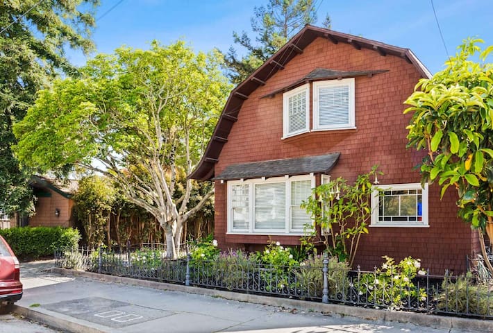 Beach House w/ hot tub just a block to the ocean!