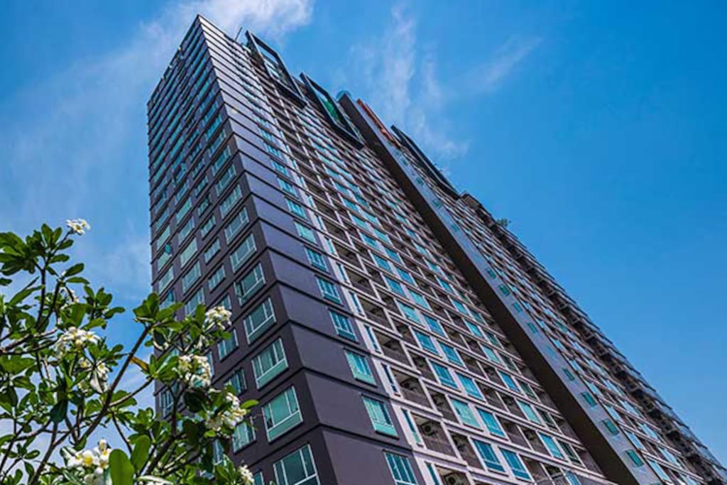 Thru Thonglor Condo- The building